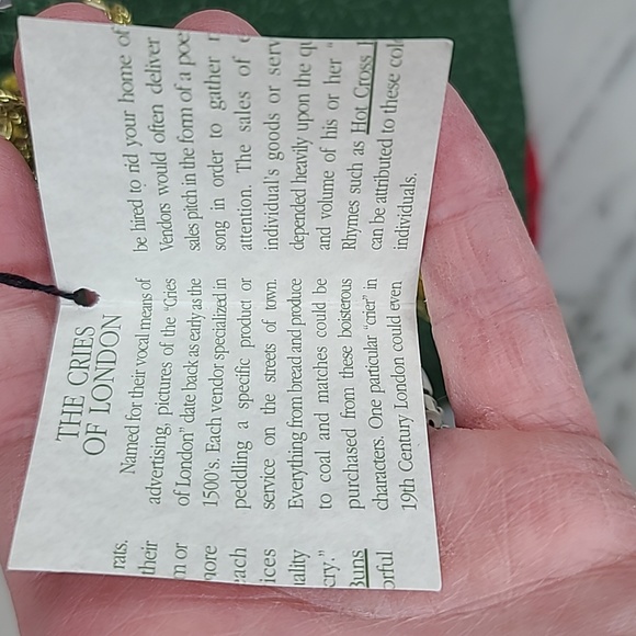 Byers' Choice Carolers 2004 Cries of London Woman Selling Candy Vintage - Picture 10 of 17